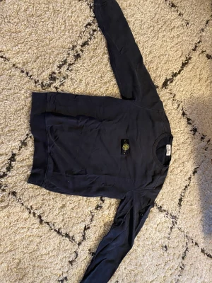 Stone island crewneck - En fin Stone island tröja, ny pris 1750kr Några slitningar på tröja så ifall du vill se dem kom privat.