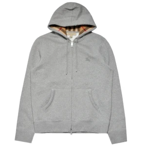 Burberry zip up hoodie grå - Säljer min burberry hoodie i helt ny skick, använd 1-2 gånger. Säljer den eftersom jag i princip aldrig använder den. Bara suttit i gaderoben, pris kan sänkas vid snabb o smidigt affär! 😃 storlek S