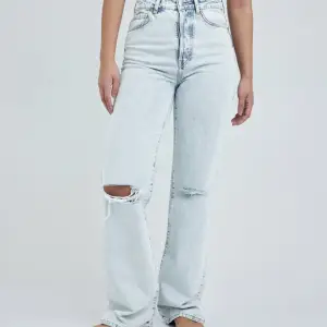 Högmidjade ljusblåa jeans från bikbok. Använt en del men inget som syns. Säljer på grund av att de inte kommer till användning längre. 