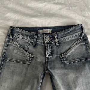 Lågmidjade bootcut jenad - Säljer dessa RCC bootcut low Waist jeansen dom jag köpte här på plick men dom var lite för stora💗 super bra skick. Midja 76cm+ stretch så passar många, och innerbenslängd 75 cm 