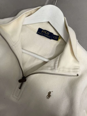Ralph lauren half zip - Underbar tröja, knappt använd och var helt enkelt inget för mig. Säljer för ett billigt pris för endast 600 kr!! Storlek S