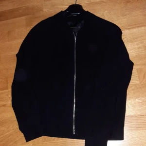 Kostym kofta/jacka - Det är en kostym kofta/ jacka. Denna kan man använda ute under hösten därmed under jacka köpte för 400 kr säljer för 99kr