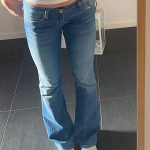 Så snygga helt perfekta långmidjade bootcut jeans! Säljer då jag har 2 par exakt likadana💓 Modell Bella Original pris 699kr