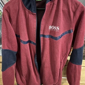 Hugo boss tröja  - Storlek S funkar även för andra storlek 