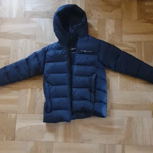 Sail racing vinterjacka - Säljer denna sail racing jackan då jag har växt ur den. Storlek 170 och den har inga märken eller hål