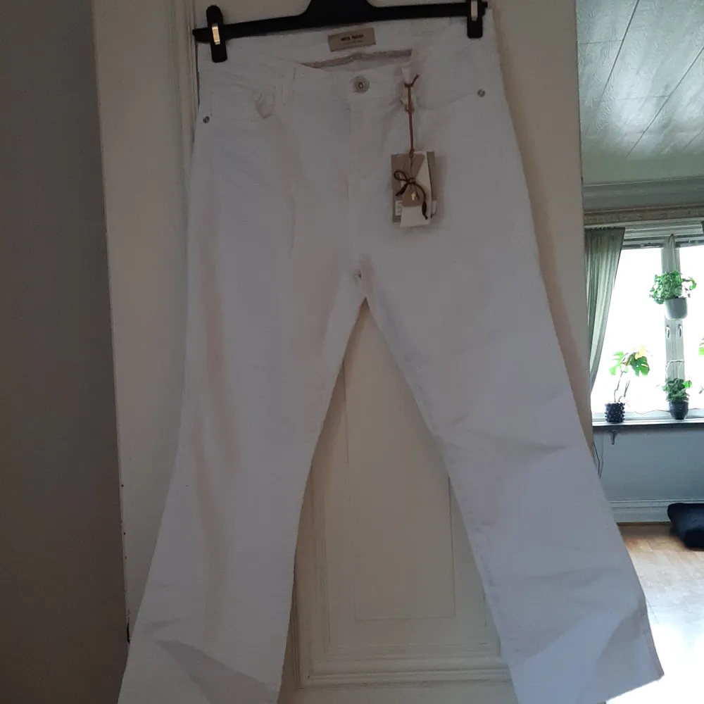 Helt nya aldrig använda vita cropped byxor från Mos Mosh med prislappen och alla lappar kvar, har kostat 1199 kr storlek 30 . Jeans & Byxor.