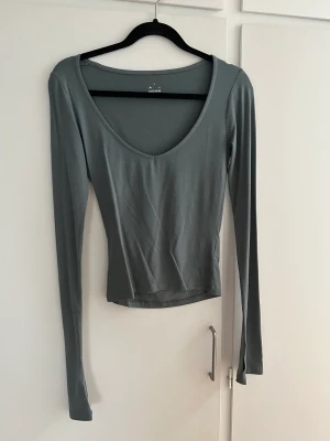 Adsgn topp - Säljer min beige adsgn Soft top i storlek S. Fint skick använd cirka 1 gång. Skriv vid frågor eller fler bilder 