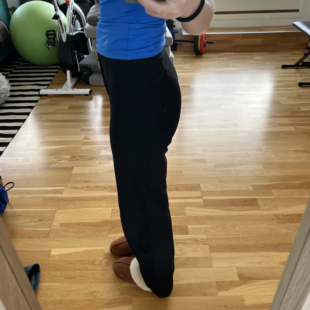 Svarta kostymbyxor i mycket bra skick. Lite använda. Tight passform.. Farkut & Housut.
