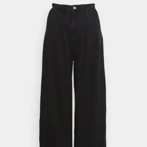 Svarta plisserade jeansbyxor med vida ben.  Brand: Monki  Size: 36