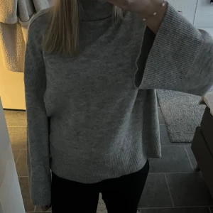 Grå stickad tröja  - Säljer min stickade polotröja från bikbok, jättefint skick, använd fåtal gånger! 💓