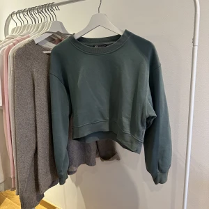 Grön sweatshirt  - Mysig grön tröja som är använd en del men fortfarande i fint skick! 