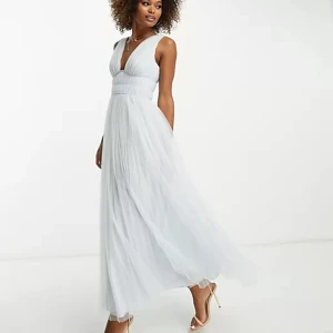 Balklänning - Säljer denna vackra balklänning i storlek 38 från asos. Den är aldrig använd!