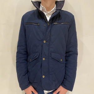 Jacka Bondelid - Hej! Säljer nu min jacka från Bondelid i storlek S, fint skick. Tveka inte på att höra av dig om du har frågor eller funderingar kring varan!