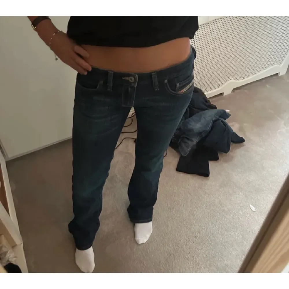 jätte snygga lågmidjade jeans från disel! aldrig använts och är i storlek 28/34 men skulle säga 27/34. kontakta för frågor 🥰 (lånade bilder) den köptes här på plick så att det är hennes bilder❤️. Jeans & Byxor.