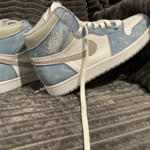 Säljer iväg mina Air Jordans Hyper Royal då det behövs deg för inköp av bil! Aldrig använda och följer med 2 set skosnören. 