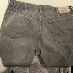 Wrangler Jeans Shorts - Bra skick, köpta förra sommaren och vad kan man mer säga? Schyssta till skating och dem är bara jävligt najs
