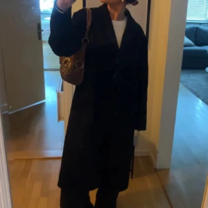 Svart kappa  - Jättefin kappa som tyvärr inte kommer till användning. Prislappen är kvar och jackan är helt oanvänd. Lånad bild 🩷