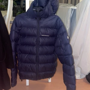 Peak performance jacka - En peak jacka, använd 6 gånger, inga skador alls. Storlek M Pris kan diskuteras