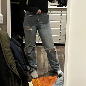 Högmidjade jeans med hål från gina tricot. Strl 36 Befintligt skick Jag är 162 och passar bra i längd på mig. Köparen står för frakten