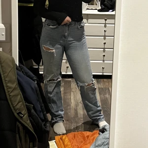 högmidjade jeans från gina tricot med hål - Högmidjade jeans med hål från gina tricot. Strl 36 Befintligt skick Jag är 162 och passar bra i längd på mig. Köparen står för frakten