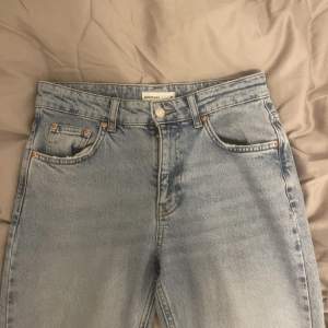 Säljer dessa ljus blå jeans som är ifrån Gina tricot, jeansen är i storlek 36 och i modelen low waist bootcut jeans.