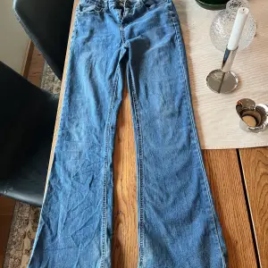 Bootcut jeans i storlek 158. Slitna längds ner. Mörkblå. Säljer för 150kr. 