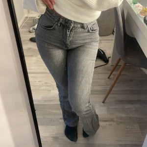 Gina jeana - Super fina populära jeans från Gina inte använda så mycket så de blivit försmå rätt snabbt 🩶