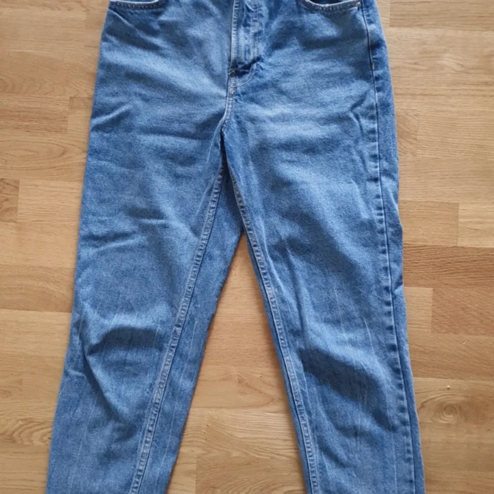 Lågmidje jeans från Bershka. Lite slitet vid vissa ställen men det är själva stilen på jeansen.  Storlek 36 men tycker den är lite oversized.. Jeans & Byxor.