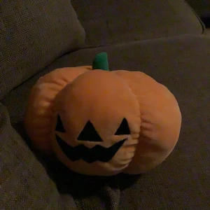En pumpa gossedjur till halloween  - Det är ett jätte mysigt och fint gossedjur som ni ser så är det en kumpa kul till halloween 