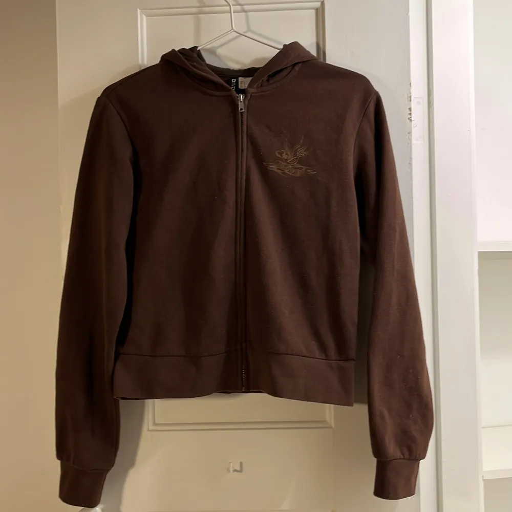 En brun zip hoodie, cool. Använt någon enstakad gång, det skälet att jag säljer den. . Tröjor & Koftor.