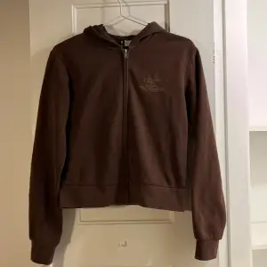 En brun zip hoodie, cool. Använt någon enstakad gång, det skälet att jag säljer den. 
