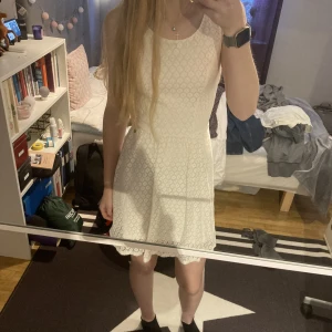 Vit spetsklänning - Vit spetsklänning från Only i storlek 36, perfekt till skolavslutningen! Är öppen i ryggen. 🤍👗I fint skick och bara använd ca 2 ggr av mig, men köpt begagnad. 60+frakt! 