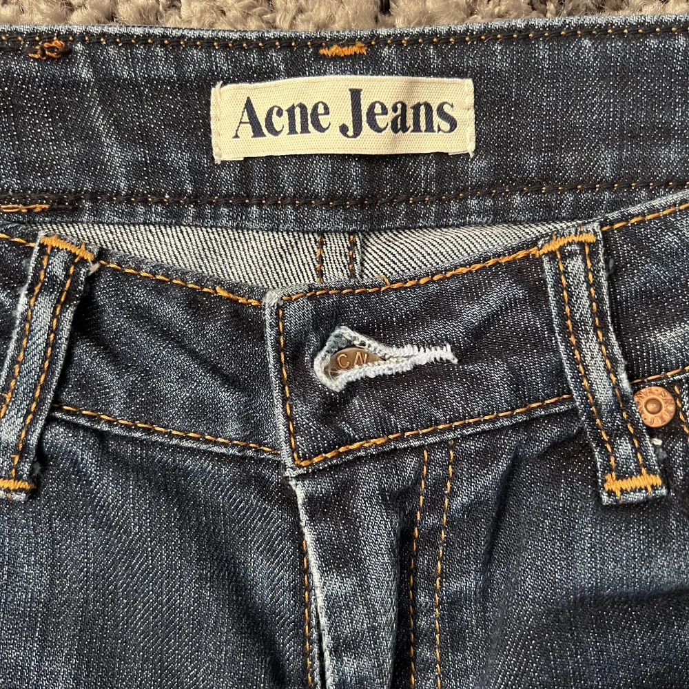 Säljer dessa super snygga acne jeans som jag tyvärr växt ut, bra skick. Jeans & Byxor.