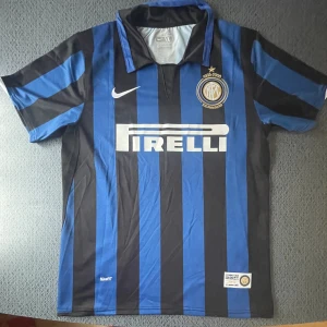 Retro Inter Zlatan fotbollströja - En gammal Intertröja med Zlatan #8 på ryggen. Tröjan är i perfekt skick och i storlek L. Skriv gärna vid frågor