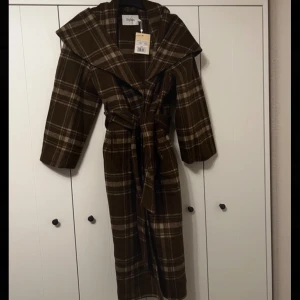 Stylein termoli coat kappa  - Fantastisk kappa från Stylein säljes i helt oanvänd skick med prislapp. Modellen kallas för Termoli. Storlek: S.  Nypris: 6499kr. 