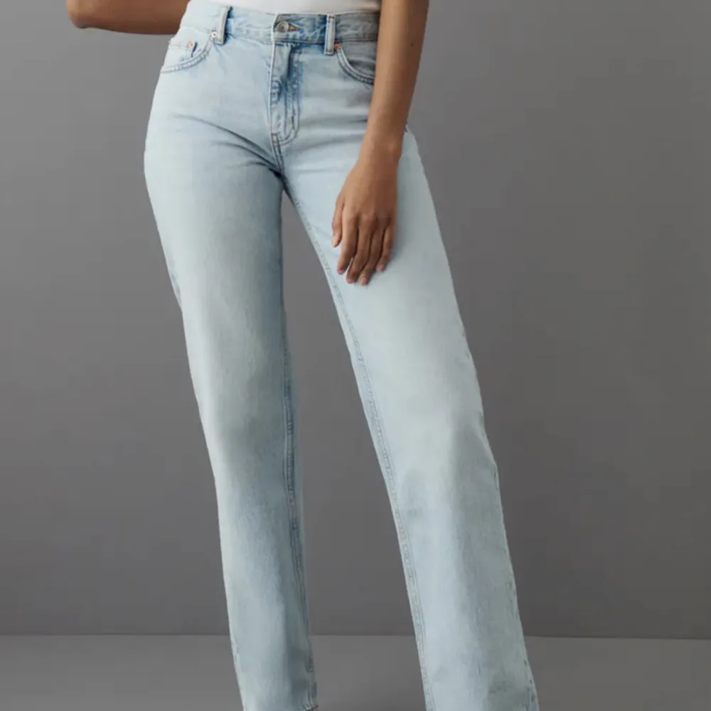 Säljer dessa low waist jeans från Ginatricot. Jag köpte dessa i juni och kommer inte till någon användning nån mer. Jeansen är i storlek 36 då jag gillar de lite baggy men annars har jag storlek 34 på jeans. De är även raka och är skit snygga på. . Jeans & Byxor.
