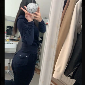 Juicy Couture - Perfekt för alla årstider!! 😍Mörkblå (precis som på bilden) populära Juicy Couture set, zip-tröjan och byxan. Köpta från Nelly för ca 2390 kr. Säljer då jag behöver bli av med kläder som ej används. ♥️ Knappt använt denna inte min stil längre ♥️