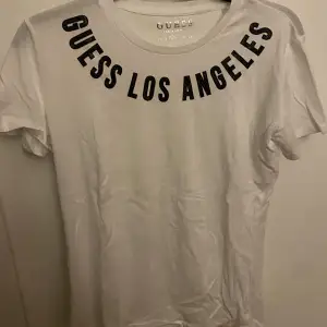 Vit Guess T-shirt, använd 1 gång. Den är mindre i storleken så skulle rekommendera till någon i storlek S
