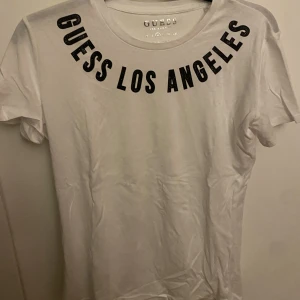 Guess T-shirt - Vit Guess T-shirt, använd 1 gång. Den är mindre i storleken så skulle rekommendera till någon i storlek S