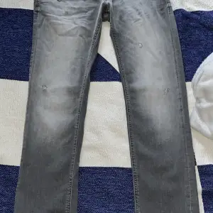 Fina gråa jack and Jones jeans som jag knappt använt de är precis som nya. Byxorna är i storlek 28 så byxorna passar dig som är mellan 170-185  Köpta för 600kr från Jack and Jones 