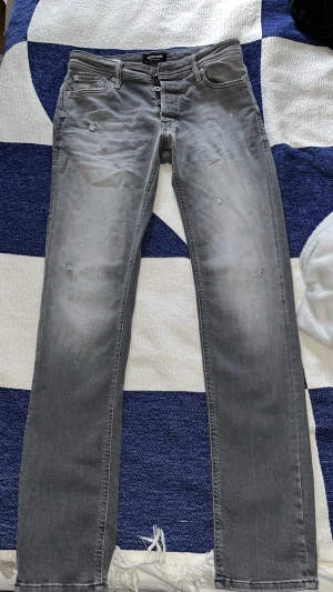 Jack and jones jeans - Fina gråa jack and Jones jeans som jag knappt använt de är precis som nya. Byxorna är i storlek 28 så byxorna passar dig som är mellan 170-185  Köpta för 600kr från Jack and Jones 
