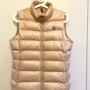 Moncler väst - Ljusrosa monclerväst, köpt i monclerbutiken. Har inte kvar kvittot dessvärre men äkthets lapp finns i västen. Storlek 3 Nypris ca 8000kr