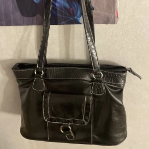 Väska - Väska köpt på secondhand!💗pris kan diskuteras vid snabb handling😇
