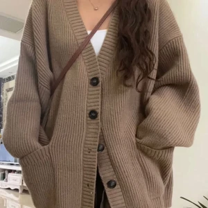 Cardigan - jättemjuk kofta från emmiol, ljuset på bilden är gult det är därför den ser lite ut att vara off colored :)