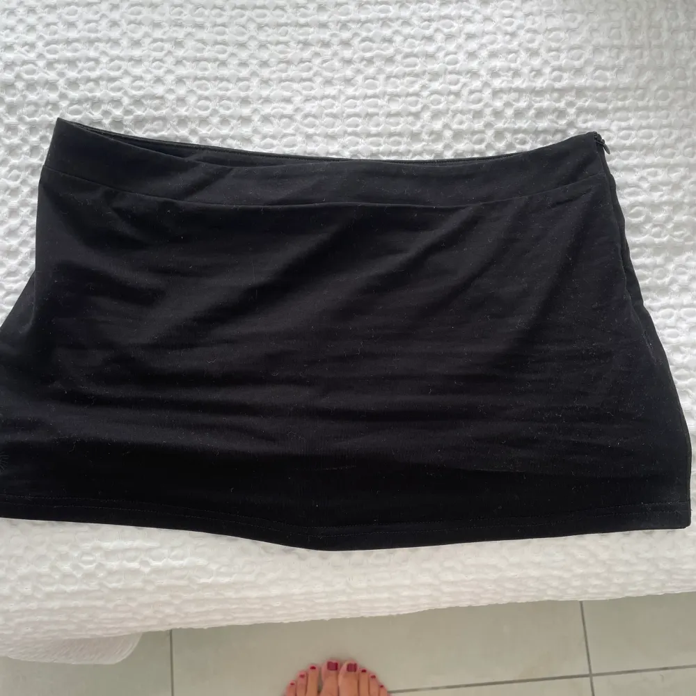 Jättefin kjol från alopha label! Köptes i somras och använd två gånger men har tyvärr blivit för liten, nypris 499kr mitt pris 250kr☺️. Kjolar.