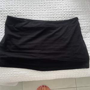 Jättefin kjol från alopha label! Köptes i somras och använd två gånger men har tyvärr blivit för liten, nypris 499kr mitt pris 250kr☺️