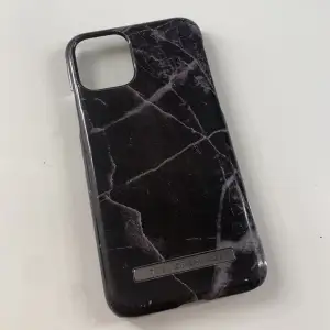 Mobilskal i svart marmor till iPhone 11 pro. Inte använt så mycke och i fint skick förutom  en liten kantstötning längst ner i hörnet men annars fint! Säljer då det inte används längre