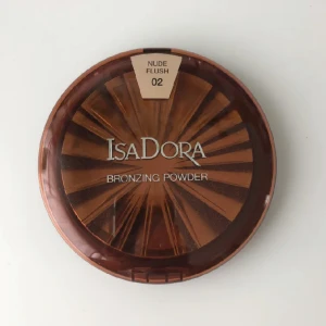Isadora Bronzing Powder - IsaDora Bronzing Powder i färgen Nude Flush 02. Använd två gånger med ny borste. 219kr ny, jag säljer för 100kr.  