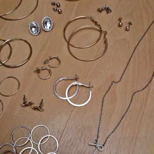 Bundle med smycken - Stor bundle med massa olika snycken; örhängen, ringar, halsband, i både guld, silver och rosé. (Ej äkta). 60 kr för ALLT!