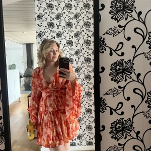 SANNA JÖRNVIK KLÄNNING - Använt en gång. Nakd kollektion med Sanna jörnvik. Storlek 36